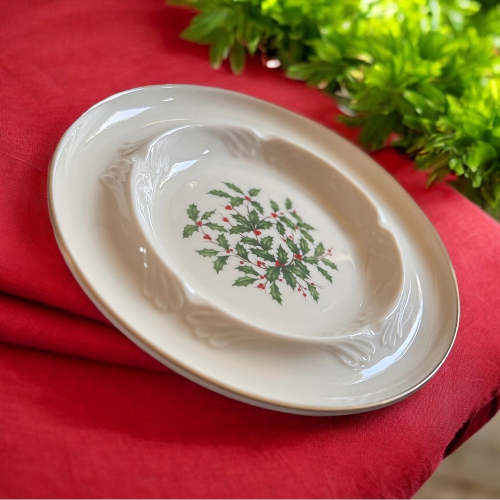 Lenox Holiday Holly Berry China 24
Carat Gold Trimmed Ivory 8" Ashtray
Christmas